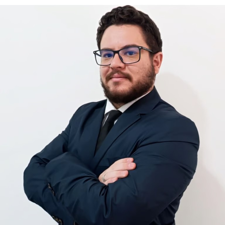 Foto profissional do Dr. Victor Leite Mele